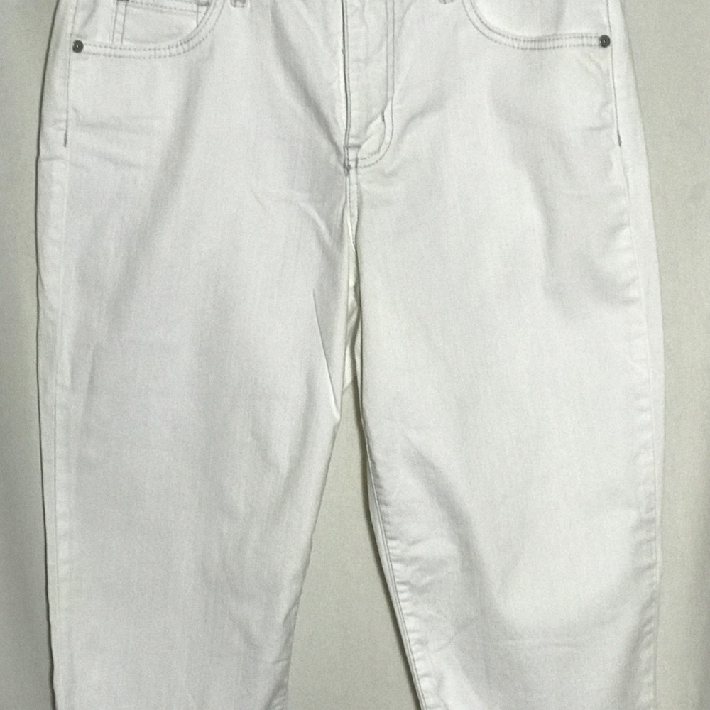 Women’s White Denim Capris..size 10..by Bandolinoblu